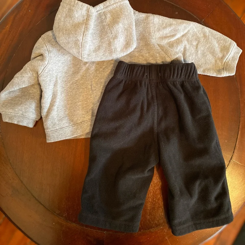 🧩3/$20 Old Navy Grey Zip Up Hoodie Black Fleece Pants Size 6-12 Months